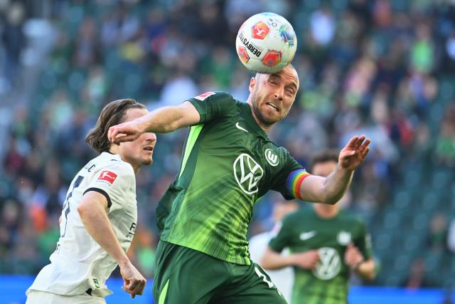 25 April 2026, Lower Saxony, Wolfsburg: Wolfsburg's Christian Eriksen (R) and Moenchengladbach's Rocco Reitz (L) battle for the ball during the German Bundesliga soccer match between VfL Wolfsburg and Borussia Moenchengladbach at the Volkswagen Arena. Photo: Swen Pförtner/dpa - IMPORTANT NOTE: In accordance with the regulations of the DFL German Football League and the DFB German Football Association, it is prohibited to utilize or have utilized photographs taken in the stadium and/or of the match in the form of sequential images and/or video-like photo series.