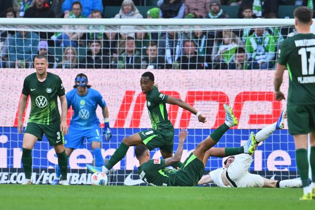 25 April 2026, Lower Saxony, Wolfsburg: Wolfsburg's Jeanueal Belocian plays the ball during the German Bundesliga soccer match between VfL Wolfsburg and Borussia Moenchengladbach at the Volkswagen Arena. Photo: Swen Pförtner/dpa - IMPORTANT NOTE: In accordance with the regulations of the DFL German Football League and the DFB German Football Association, it is prohibited to utilize or have utilized photographs taken in the stadium and/or of the match in the form of sequential images and/or video-like photo series.