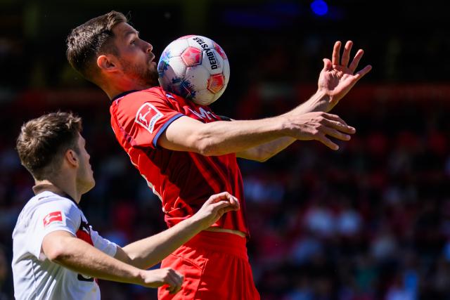 25 April 2026, Baden-Wuerttemberg, Heidenheim: Heidenheim's Marvin Pieringer and St. Pauli's Arkadiusz Pyrka battle for the ball during the German Bundesliga soccer match between 1. FC Heidenheim and FC St. Pauli at Voith-Arena. Photo: Tom Weller/dpa - WICHTIGER HINWEIS: Gemäß den Vorgaben der DFL Deutsche Fußball Liga bzw. des DFB Deutscher Fußball-Bund ist es untersagt, in dem Stadion und/oder vom Spiel angefertigte Fotoaufnahmen in Form von Sequenzbildern und/oder videoähnlichen Fotostrecken zu verwerten bzw. verwerten zu lassen.