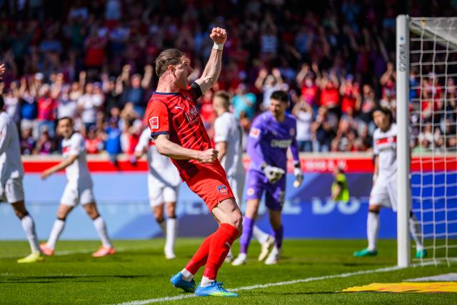 25 April 2026, Baden-Wuerttemberg, Heidenheim: Heidenheim's Budu Zivzivadze celebrates after scoring his side's first goal of the game during the German Bundesliga soccer match between 1. FC Heidenheim and FC St. Pauli at Voith-Arena. Photo: Tom Weller/dpa - WICHTIGER HINWEIS: Gemäß den Vorgaben der DFL Deutsche Fußball Liga bzw. des DFB Deutscher Fußball-Bund ist es untersagt, in dem Stadion und/oder vom Spiel angefertigte Fotoaufnahmen in Form von Sequenzbildern und/oder videoähnlichen Fotostrecken zu verwerten bzw. verwerten zu lassen.