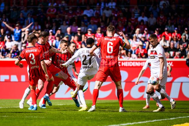 25 April 2026, Baden-Wuerttemberg, Heidenheim: Heidenheim's Budu Zivzivadze (2nd L) scores his side's first goal of the game during the German Bundesliga soccer match between 1. FC Heidenheim and FC St. Pauli at Voith-Arena. Photo: Tom Weller/dpa - WICHTIGER HINWEIS: Gemäß den Vorgaben der DFL Deutsche Fußball Liga bzw. des DFB Deutscher Fußball-Bund ist es untersagt, in dem Stadion und/oder vom Spiel angefertigte Fotoaufnahmen in Form von Sequenzbildern und/oder videoähnlichen Fotostrecken zu verwerten bzw. verwerten zu lassen.
