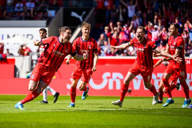25 April 2026, Baden-Wuerttemberg, Heidenheim: Heidenheim's Budu Zivzivadze (L) celebrates after scoring his side's first goal of the game during the German Bundesliga soccer match between 1. FC Heidenheim and FC St. Pauli at Voith-Arena. Photo: Tom Weller/dpa - WICHTIGER HINWEIS: Gemäß den Vorgaben der DFL Deutsche Fußball Liga bzw. des DFB Deutscher Fußball-Bund ist es untersagt, in dem Stadion und/oder vom Spiel angefertigte Fotoaufnahmen in Form von Sequenzbildern und/oder videoähnlichen Fotostrecken zu verwerten bzw. verwerten zu lassen.