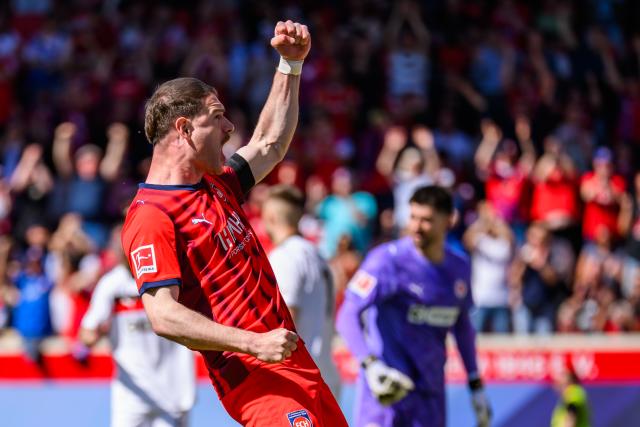25 April 2026, Baden-Wuerttemberg, Heidenheim: Heidenheim's Budu Zivzivadze celebrates after scoring his side's first goal of the game during the German Bundesliga soccer match between 1. FC Heidenheim and FC St. Pauli at Voith-Arena. Photo: Tom Weller/dpa - WICHTIGER HINWEIS: Gemäß den Vorgaben der DFL Deutsche Fußball Liga bzw. des DFB Deutscher Fußball-Bund ist es untersagt, in dem Stadion und/oder vom Spiel angefertigte Fotoaufnahmen in Form von Sequenzbildern und/oder videoähnlichen Fotostrecken zu verwerten bzw. verwerten zu lassen.