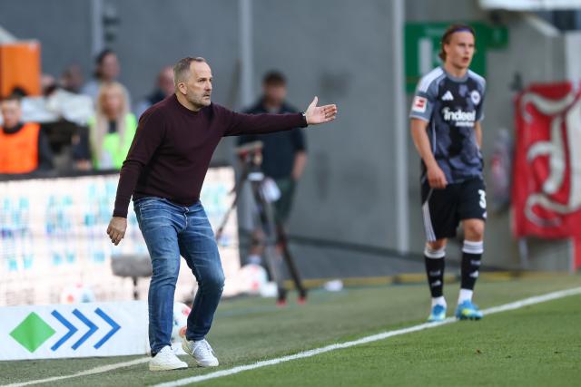 25 April 2026, Bavaria, Augsburg: Augsburg coach Manuel Baum gives instructions to his team from the touchline during the German Bundesliga soccer match between FC Augsburg and Eintracht Frankfurt at WWK-Arena. Photo: Daniel Löb/dpa - WICHTIGER HINWEIS: Gemäß den Vorgaben der DFL Deutsche Fußball Liga bzw. des DFB Deutscher Fußball-Bund ist es untersagt, in dem Stadion und/oder vom Spiel angefertigte Fotoaufnahmen in Form von Sequenzbildern und/oder videoähnlichen Fotostrecken zu verwerten bzw. verwerten zu lassen.