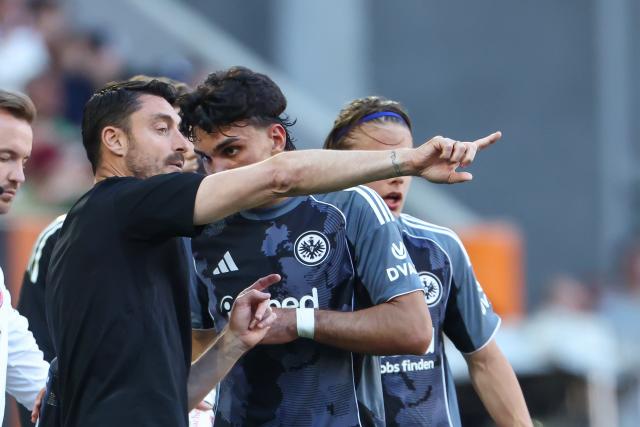 25 April 2026, Bavaria, Augsburg: Frankfurt coach Albert Riera (L) gives instructions to Can Uzun during the German Bundesliga soccer match between FC Augsburg and Eintracht Frankfurt at WWK-Arena. Photo: Daniel Löb/dpa - WICHTIGER HINWEIS: Gemäß den Vorgaben der DFL Deutsche Fußball Liga bzw. des DFB Deutscher Fußball-Bund ist es untersagt, in dem Stadion und/oder vom Spiel angefertigte Fotoaufnahmen in Form von Sequenzbildern und/oder videoähnlichen Fotostrecken zu verwerten bzw. verwerten zu lassen.