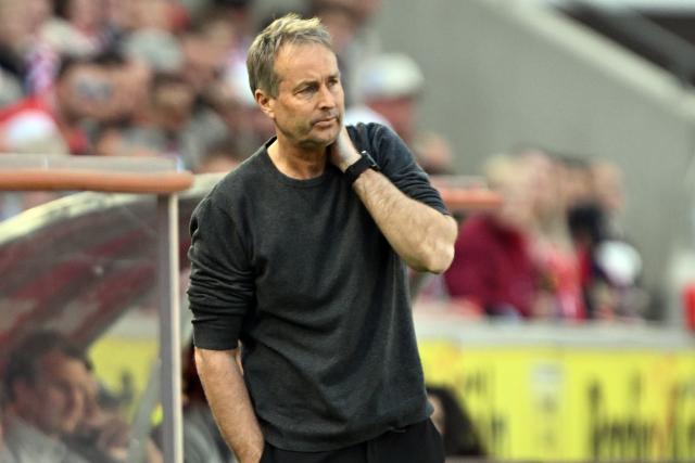 25 April 2026, North Rhine-Westphalia, Cologne: Bayer Leverkusen coach Kasper Hjulmand gives instructions to his players from the touchlines during the German Bundesliga soccer match between 1. FC Cologne and Bayer Leverkusen at RheinEnergieSTADION. Photo: Federico Gambarini/dpa - WICHTIGER HINWEIS: Gemäß den Vorgaben der DFL Deutsche Fußball Liga bzw. des DFB Deutscher Fußball-Bund ist es untersagt, in dem Stadion und/oder vom Spiel angefertigte Fotoaufnahmen in Form von Sequenzbildern und/oder videoähnlichen Fotostrecken zu verwerten bzw. verwerten zu lassen.