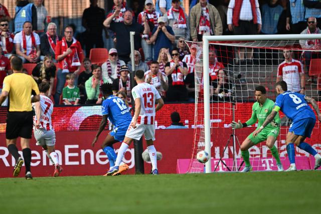 25 April 2026, North Rhine-Westphalia, Cologne: Luca Waldschmidt scores his side's first goal of the game during the German Bundesliga soccer match between 1. FC Cologne and Bayer Leverkusen at RheinEnergieSTADION. Photo: Federico Gambarini/dpa - WICHTIGER HINWEIS: Gemäß den Vorgaben der DFL Deutsche Fußball Liga bzw. des DFB Deutscher Fußball-Bund ist es untersagt, in dem Stadion und/oder vom Spiel angefertigte Fotoaufnahmen in Form von Sequenzbildern und/oder videoähnlichen Fotostrecken zu verwerten bzw. verwerten zu lassen.