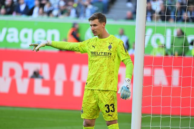 25 April 2026, Lower Saxony, Wolfsburg: Borussia Moenchengladbach goalkeeper Moritz Nicolas stands in the penalty area and gestures to his teammates during the German Bundesliga soccer match between VfL Wolfsburg and Borussia Moenchengladbach at the Volkswagen Arena. Photo: Swen Pförtner/dpa - IMPORTANT NOTE: In accordance with the regulations of the DFL German Football League and the DFB German Football Association, it is prohibited to utilize or have utilized photographs taken in the stadium and/or of the match in the form of sequential images and/or video-like photo series.