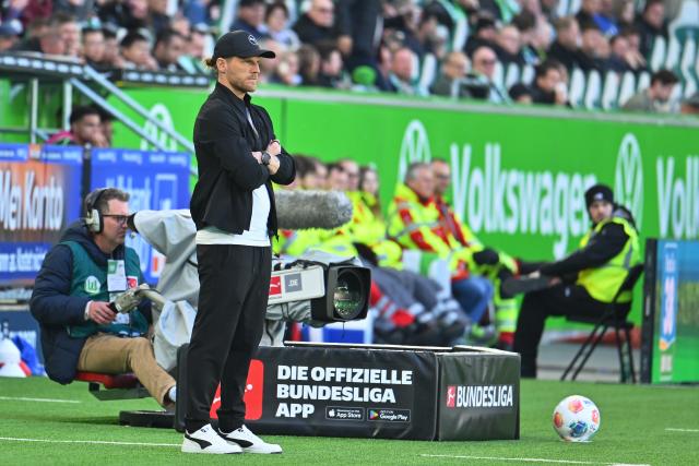 25 April 2026, Lower Saxony, Wolfsburg: Borussia Moenchengladbach coach Eugen Polanski reacts from the touchlines during the German Bundesliga soccer match between VfL Wolfsburg and Borussia Moenchengladbach at the Volkswagen Arena. Photo: Swen Pförtner/dpa - IMPORTANT NOTE: In accordance with the regulations of the DFL German Football League and the DFB German Football Association, it is prohibited to utilize or have utilized photographs taken in the stadium and/or of the match in the form of sequential images and/or video-like photo series.