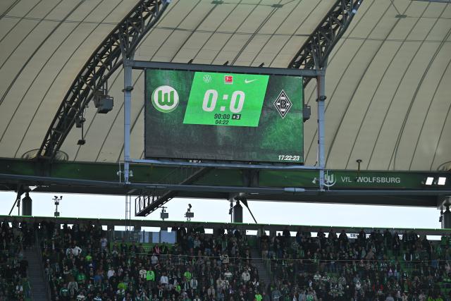 25 April 2026, Lower Saxony, Wolfsburg: The scoreboard in the stadium displays the score during the German Bundesliga soccer match between VfL Wolfsburg and Borussia Moenchengladbach at the Volkswagen Arena. Photo: Swen Pförtner/dpa - IMPORTANT NOTE: In accordance with the regulations of the DFL German Football League and the DFB German Football Association, it is prohibited to utilize or have utilized photographs taken in the stadium and/or of the match in the form of sequential images and/or video-like photo series.
