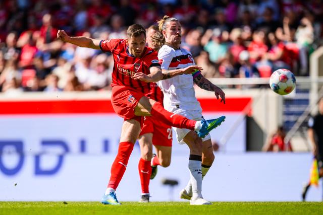 25 April 2026, Baden-Wuerttemberg, Heidenheim: Heidenheim's Marvin Pieringer and St. Pauli's Jackson Irvine battle for the ball during the German Bundesliga soccer match between 1. FC Heidenheim and FC St. Pauli at Voith-Arena. Photo: Tom Weller/dpa - WICHTIGER HINWEIS: Gemäß den Vorgaben der DFL Deutsche Fußball Liga bzw. des DFB Deutscher Fußball-Bund ist es untersagt, in dem Stadion und/oder vom Spiel angefertigte Fotoaufnahmen in Form von Sequenzbildern und/oder videoähnlichen Fotostrecken zu verwerten bzw. verwerten zu lassen.