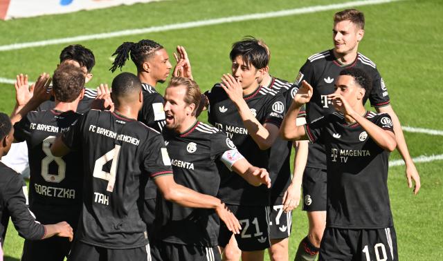 25 April 2026, Rhineland-Palatinate, Mainz: The Bayern Munich team celebrates the victory with their fans after the German Bundesliga soccer match between FSV Mainz 05 and Bayern Munich at Mewa Arena. Photo: Torsten Silz/dpa - WICHTIGER HINWEIS: Gemäß den Vorgaben der DFL Deutsche Fußball Liga bzw. des DFB Deutscher Fußball-Bund ist es untersagt, in dem Stadion und/oder vom Spiel angefertigte Fotoaufnahmen in Form von Sequenzbildern und/oder videoähnlichen Fotostrecken zu verwerten bzw. verwerten zu lassen.