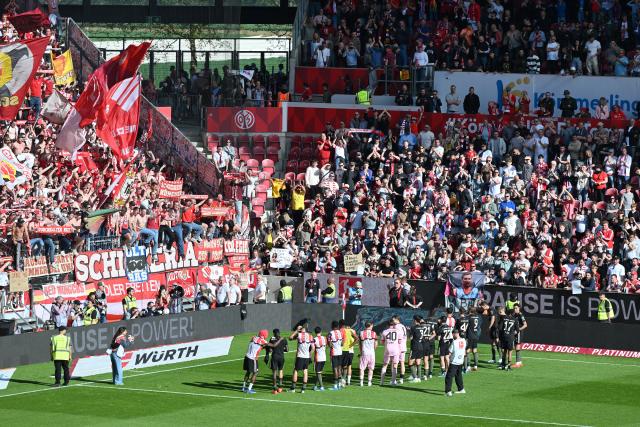 25 April 2026, Rhineland-Palatinate, Mainz: The Bayern Munich team celebrates the victory with their fans after the German Bundesliga soccer match between FSV Mainz 05 and Bayern Munich at Mewa Arena. Photo: Torsten Silz/dpa - WICHTIGER HINWEIS: Gemäß den Vorgaben der DFL Deutsche Fußball Liga bzw. des DFB Deutscher Fußball-Bund ist es untersagt, in dem Stadion und/oder vom Spiel angefertigte Fotoaufnahmen in Form von Sequenzbildern und/oder videoähnlichen Fotostrecken zu verwerten bzw. verwerten zu lassen.