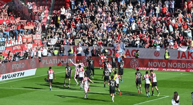 25 April 2026, Rhineland-Palatinate, Mainz: The Bayern Munich team celebrates the victory with their fans after the German Bundesliga soccer match between FSV Mainz 05 and Bayern Munich at Mewa Arena. Photo: Torsten Silz/dpa - WICHTIGER HINWEIS: Gemäß den Vorgaben der DFL Deutsche Fußball Liga bzw. des DFB Deutscher Fußball-Bund ist es untersagt, in dem Stadion und/oder vom Spiel angefertigte Fotoaufnahmen in Form von Sequenzbildern und/oder videoähnlichen Fotostrecken zu verwerten bzw. verwerten zu lassen.