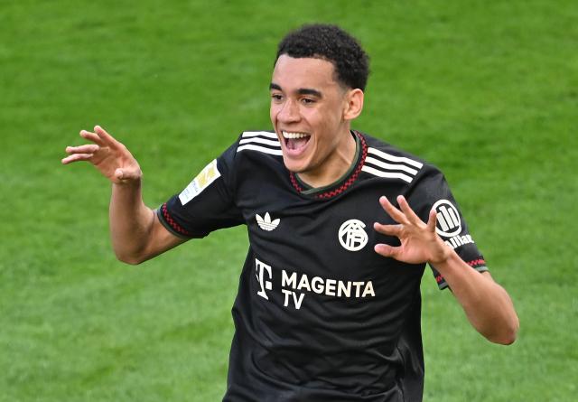 25 April 2026, Rhineland-Palatinate, Mainz: Bayern Munich's Jamal Musiala celebrates after setting up the goal that made his side's fourth goal of the game during the German Bundesliga soccer match between FSV Mainz 05 and Bayern Munich at Mewa Arena. Photo: Torsten Silz/dpa - WICHTIGER HINWEIS: Gemäß den Vorgaben der DFL Deutsche Fußball Liga bzw. des DFB Deutscher Fußball-Bund ist es untersagt, in dem Stadion und/oder vom Spiel angefertigte Fotoaufnahmen in Form von Sequenzbildern und/oder videoähnlichen Fotostrecken zu verwerten bzw. verwerten zu lassen.