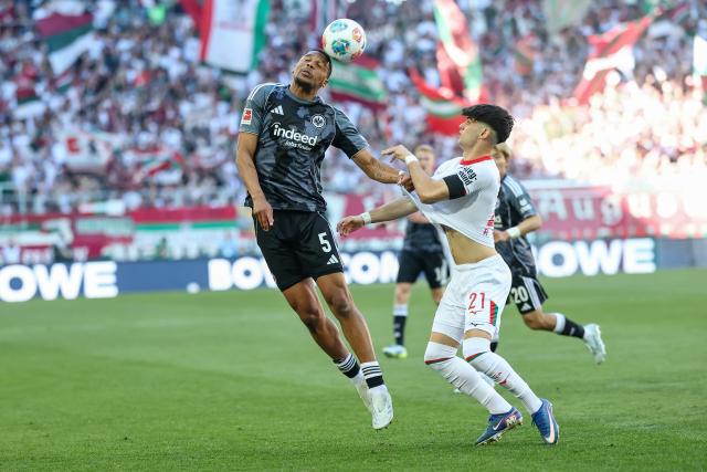 25 April 2026, Bavaria, Augsburg: Frankfurt's Aurele Amenda (L) and Augsburg's Rodrigo Ribeiro battle for the ball during the German Bundesliga soccer match between FC Augsburg and Eintracht Frankfurt at WWK-Arena. Photo: Daniel Löb/dpa - WICHTIGER HINWEIS: Gemäß den Vorgaben der DFL Deutsche Fußball Liga bzw. des DFB Deutscher Fußball-Bund ist es untersagt, in dem Stadion und/oder vom Spiel angefertigte Fotoaufnahmen in Form von Sequenzbildern und/oder videoähnlichen Fotostrecken zu verwerten bzw. verwerten zu lassen.