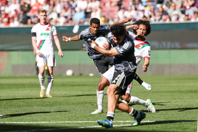 25 April 2026, Bavaria, Augsburg: Frankfurt's Ansgar Knauff (L), Frankfurt's Can Uzun (C), and Augsburg's Han-Noah Massengo battle for the ball during the German Bundesliga soccer match between FC Augsburg and Eintracht Frankfurt at WWK-Arena. Photo: Daniel Löb/dpa - WICHTIGER HINWEIS: Gemäß den Vorgaben der DFL Deutsche Fußball Liga bzw. des DFB Deutscher Fußball-Bund ist es untersagt, in dem Stadion und/oder vom Spiel angefertigte Fotoaufnahmen in Form von Sequenzbildern und/oder videoähnlichen Fotostrecken zu verwerten bzw. verwerten zu lassen.