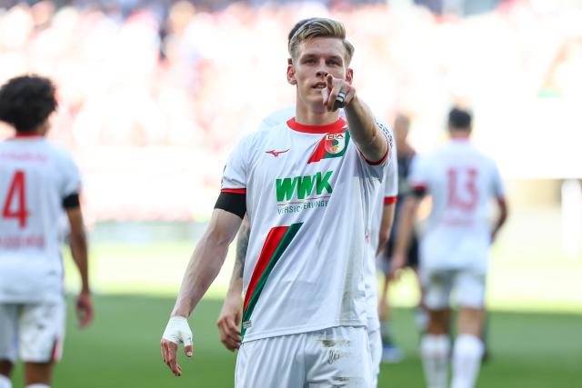 25 April 2026, Bavaria, Augsburg: Augsburg's Anton Kade celebrates after scoring his side's first goal of the game during the German Bundesliga soccer match between FC Augsburg and Eintracht Frankfurt at WWK-Arena. Photo: Daniel Löb/dpa - WICHTIGER HINWEIS: Gemäß den Vorgaben der DFL Deutsche Fußball Liga bzw. des DFB Deutscher Fußball-Bund ist es untersagt, in dem Stadion und/oder vom Spiel angefertigte Fotoaufnahmen in Form von Sequenzbildern und/oder videoähnlichen Fotostrecken zu verwerten bzw. verwerten zu lassen.