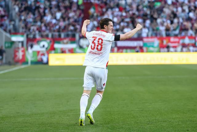 25 April 2026, Bavaria, Augsburg: Augsburg's Michael Gregoritsch celebrates after setting up his side's first goal of the game during the German Bundesliga soccer match between FC Augsburg and Eintracht Frankfurt at WWK-Arena. Photo: Daniel Löb/dpa - WICHTIGER HINWEIS: Gemäß den Vorgaben der DFL Deutsche Fußball Liga bzw. des DFB Deutscher Fußball-Bund ist es untersagt, in dem Stadion und/oder vom Spiel angefertigte Fotoaufnahmen in Form von Sequenzbildern und/oder videoähnlichen Fotostrecken zu verwerten bzw. verwerten zu lassen.
