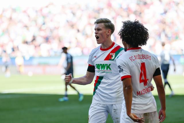 25 April 2026, Bavaria, Augsburg: Augsburg's Anton Kade (L) celebrates with his teammate Han-Noah Massengo after scoring his side's first goal of the game during the German Bundesliga soccer match between FC Augsburg and Eintracht Frankfurt at WWK-Arena. Photo: Daniel Löb/dpa - WICHTIGER HINWEIS: Gemäß den Vorgaben der DFL Deutsche Fußball Liga bzw. des DFB Deutscher Fußball-Bund ist es untersagt, in dem Stadion und/oder vom Spiel angefertigte Fotoaufnahmen in Form von Sequenzbildern und/oder videoähnlichen Fotostrecken zu verwerten bzw. verwerten zu lassen.