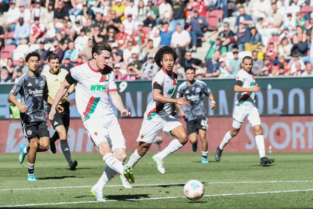 25 April 2026, Bavaria, Augsburg: Augsburg's Michael Gregoritsch (L) scores his side's first goal of the game during the German Bundesliga soccer match between FC Augsburg and Eintracht Frankfurt at WWK-Arena. Photo: Daniel Löb/dpa - WICHTIGER HINWEIS: Gemäß den Vorgaben der DFL Deutsche Fußball Liga bzw. des DFB Deutscher Fußball-Bund ist es untersagt, in dem Stadion und/oder vom Spiel angefertigte Fotoaufnahmen in Form von Sequenzbildern und/oder videoähnlichen Fotostrecken zu verwerten bzw. verwerten zu lassen.