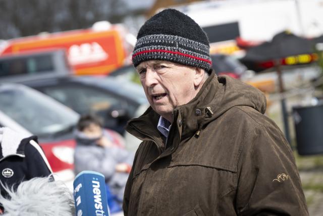 25 April 2026, Mecklenburg-Western Pomerania, Poel: Till Backhaus, Environment Minister of Mecklenburg-Western Pomerania, speaks at a press conference at the port on the island of Poel as a humpback whale that stranded near Wismar about three weeks ago remains in shallow water. Photo: Philip Dulian/dpa