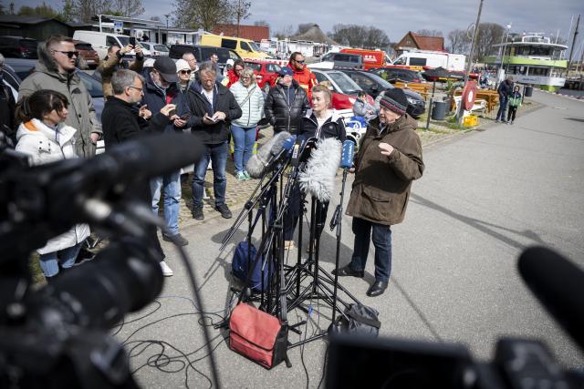 25 April 2026, Mecklenburg-Western Pomerania, Poel: Till Backhaus (R), Environment Minister of Mecklenburg-Western Pomerania, speaks at a press conference at the port on the island of Poel as a humpback whale that stranded near Wismar about three weeks ago remains in shallow water. Photo: Philip Dulian/dpa
