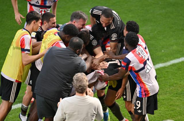 25 April 2026, Rhineland-Palatinate, Mainz: Bayern Munich's Jamal Musiala celebrates after setting up the goal that made his side's fourth goal of the game during the German Bundesliga soccer match between FSV Mainz 05 and Bayern Munich at Mewa Arena. Photo: Torsten Silz/dpa - WICHTIGER HINWEIS: Gemäß den Vorgaben der DFL Deutsche Fußball Liga bzw. des DFB Deutscher Fußball-Bund ist es untersagt, in dem Stadion und/oder vom Spiel angefertigte Fotoaufnahmen in Form von Sequenzbildern und/oder videoähnlichen Fotostrecken zu verwerten bzw. verwerten zu lassen.