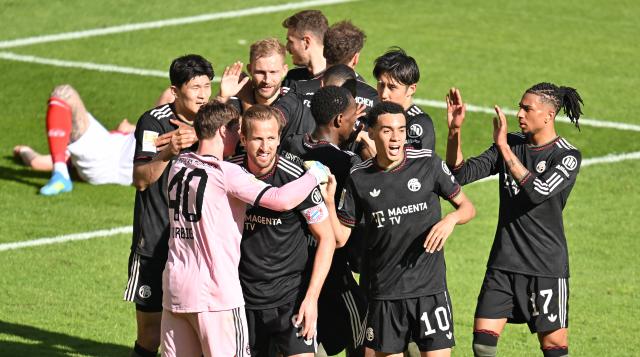 25 April 2026, Rhineland-Palatinate, Mainz: Bayern Munich's Harry Kane celebrates with his teammates after scoring his side's fourth goal of the game during the German Bundesliga soccer match between FSV Mainz 05 and Bayern Munich at Mewa Arena. Photo: Torsten Silz/dpa - WICHTIGER HINWEIS: Gemäß den Vorgaben der DFL Deutsche Fußball Liga bzw. des DFB Deutscher Fußball-Bund ist es untersagt, in dem Stadion und/oder vom Spiel angefertigte Fotoaufnahmen in Form von Sequenzbildern und/oder videoähnlichen Fotostrecken zu verwerten bzw. verwerten zu lassen.
