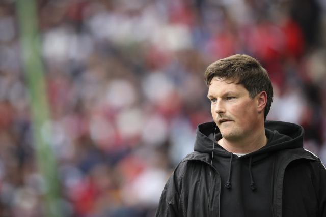 25 April 2026, Hamburg: Hamburger coach Merlin Polzin walks on the touchline during the German Bundesliga soccer match between Hamburger SV and TSG 1899 Hoffenheim at Volksparkstadion. Photo: Christian Charisius/dpa - IMPORTANT NOTICE: DFL and DFB regulations prohibit any use of photographs as image sequences and/or quasi-video.