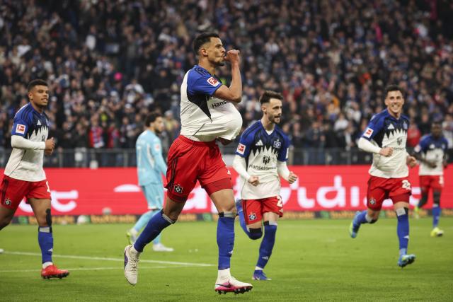 25 April 2026, Hamburg: Hamburger's Robert Glatzel (C) celebrates after scoring his side's first goal of the game from a penalty during the German Bundesliga soccer match between Hamburger SV and TSG 1899 Hoffenheim at Volksparkstadion. Photo: Christian Charisius/dpa - IMPORTANT NOTICE: DFL and DFB regulations prohibit any use of photographs as image sequences and/or quasi-video.
