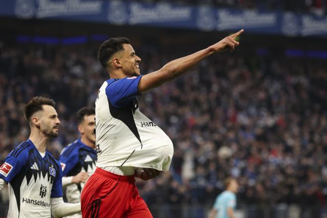 25 April 2026, Hamburg: Hamburger's Robert Glatzel celebrates after scoring his side's first goal of the game from a penalty kick during the German Bundesliga soccer match between Hamburger SV and TSG 1899 Hoffenheim at Volksparkstadion. Photo: Christian Charisius/dpa - IMPORTANT NOTICE: DFL and DFB regulations prohibit any use of photographs as image sequences and/or quasi-video.