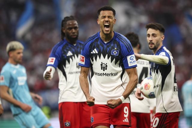 25 April 2026, Hamburg: Hamburger's Robert Glatzel celebrates after scoring his side's first goal of the game from a penalty kick during the German Bundesliga soccer match between Hamburger SV and TSG 1899 Hoffenheim at Volksparkstadion. Photo: Christian Charisius/dpa - IMPORTANT NOTICE: DFL and DFB regulations prohibit any use of photographs as image sequences and/or quasi-video.