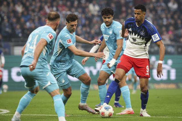 25 April 2026, Hamburg: Hamburger's Robert Glatzel (R) plays the ball during the German Bundesliga soccer match between Hamburger SV and TSG 1899 Hoffenheim at Volksparkstadion. Photo: Christian Charisius/dpa - IMPORTANT NOTICE: DFL and DFB regulations prohibit any use of photographs as image sequences and/or quasi-video.