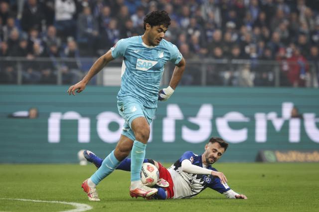 25 April 2026, Hamburg: Hamburger's Nicolas Capaldo (R) and Hoffenheim's Ozan Kabak battle for the ball during the German Bundesliga soccer match between Hamburger SV and TSG 1899 Hoffenheim at Volksparkstadion. Photo: Christian Charisius/dpa - IMPORTANT NOTICE: DFL and DFB regulations prohibit any use of photographs as image sequences and/or quasi-video.