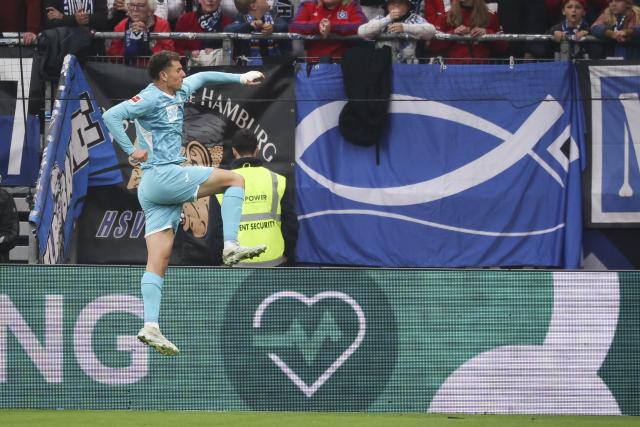 25 April 2026, Hamburg: Hoffenheim's Fisnik Asllani celebrates his side's first goal of the game during the German Bundesliga soccer match between Hamburger SV and TSG 1899 Hoffenheim at Volksparkstadion. Photo: Christian Charisius/dpa - IMPORTANT NOTICE: DFL and DFB regulations prohibit any use of photographs as image sequences and/or quasi-video.