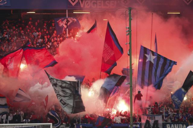 dpatop - 25 April 2026, Hamburg: HSV fans set off pyrotechnics during the German Bundesliga soccer match between Hamburger SV and TSG 1899 Hoffenheim at Volksparkstadion. Photo: Christian Charisius/dpa - IMPORTANT NOTICE: DFL and DFB regulations prohibit any use of photographs as image sequences and/or quasi-video.