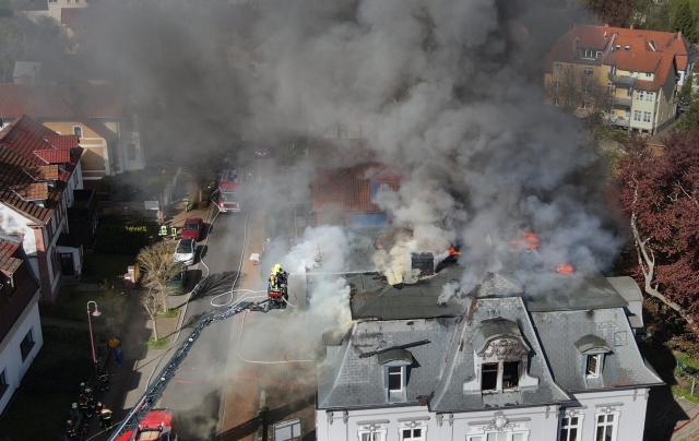 26 April 2026, Thuringia, Sondershausen: Firefighters battle a fire in the attic of a residential building. A girl was taken to the hospital with suspected smoke inhalation. Photo: Silvio Dietzel/dpa-Zentralbild/dpa