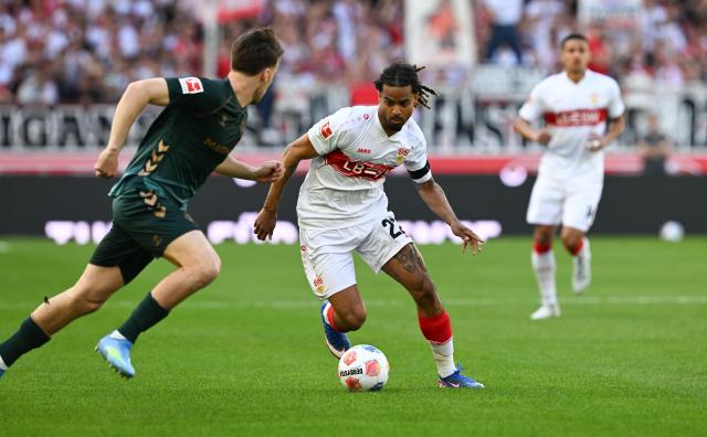 26 April 2026, Baden-Wuerttemberg, Stuttgart: Werder Bremen's Olivier Deman (L) and Stuttgart's Lorenz Assignon battle for the ball during the German Bundesliga soccer match between VfB Stuttgart and Werder Bremen at MHPArena. Photo: Bernd Weißbrod/dpa - WICHTIGER HINWEIS: Gemäß den Vorgaben der DFL Deutsche Fußball Liga bzw. des DFB Deutscher Fußball-Bund ist es untersagt, in dem Stadion und/oder vom Spiel angefertigte Fotoaufnahmen in Form von Sequenzbildern und/oder videoähnlichen Fotostrecken zu verwerten bzw. verwerten zu lassen.