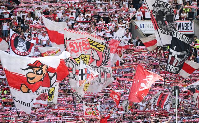 26 April 2026, Baden-Wuerttemberg, Stuttgart: Stuttgart fans cheer in the stands before the German Bundesliga soccer match between VfB Stuttgart and Werder Bremen at MHPArena. Photo: Bernd Weißbrod/dpa - WICHTIGER HINWEIS: Gemäß den Vorgaben der DFL Deutsche Fußball Liga bzw. des DFB Deutscher Fußball-Bund ist es untersagt, in dem Stadion und/oder vom Spiel angefertigte Fotoaufnahmen in Form von Sequenzbildern und/oder videoähnlichen Fotostrecken zu verwerten bzw. verwerten zu lassen.