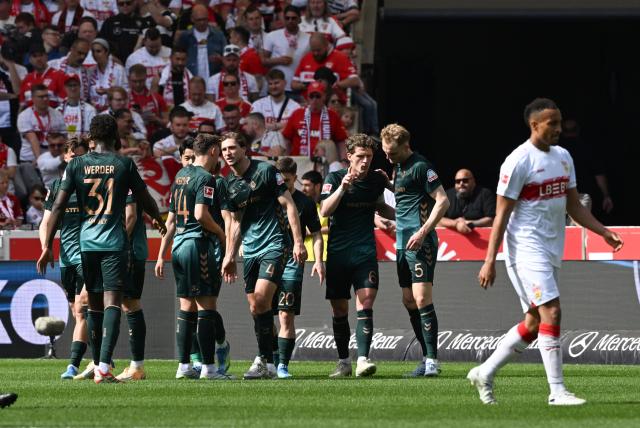 26 April 2026, Baden-Wuerttemberg, Stuttgart: Bremen players celebrate their side's first goal during the German Bundesliga soccer match between VfB Stuttgart and Werder Bremen at MHPArena. Photo: Bernd Weißbrod/dpa - WICHTIGER HINWEIS: Gemäß den Vorgaben der DFL Deutsche Fußball Liga bzw. des DFB Deutscher Fußball-Bund ist es untersagt, in dem Stadion und/oder vom Spiel angefertigte Fotoaufnahmen in Form von Sequenzbildern und/oder videoähnlichen Fotostrecken zu verwerten bzw. verwerten zu lassen.
