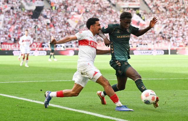 26 April 2026, Baden-Wuerttemberg, Stuttgart: Stuttgart's Tiago Tomas (L) and Werder Bremen's Karim Coulibaly battle for the ball during the German Bundesliga soccer match between VfB Stuttgart and Werder Bremen at MHPArena. Photo: Bernd Weißbrod/dpa - WICHTIGER HINWEIS: Gemäß den Vorgaben der DFL Deutsche Fußball Liga bzw. des DFB Deutscher Fußball-Bund ist es untersagt, in dem Stadion und/oder vom Spiel angefertigte Fotoaufnahmen in Form von Sequenzbildern und/oder videoähnlichen Fotostrecken zu verwerten bzw. verwerten zu lassen.
