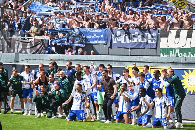 26 April 2026, North Rhine-Westphalia, Paderborn: Schalke coach Miron Muslic celebrates with the team after the German 2nd Bundesliga soccer match between SC Paderborn 07 and FC Schalke 04 at Home Deluxe Arena. Photo: Swen Pförtner/dpa - WICHTIGER HINWEIS: Gemäß den Vorgaben der DFL Deutsche Fußball Liga bzw. des DFB Deutscher Fußball-Bund ist es untersagt, in dem Stadion und/oder vom Spiel angefertigte Fotoaufnahmen in Form von Sequenzbildern und/oder videoähnlichen Fotostrecken zu verwerten bzw. verwerten zu lassen.