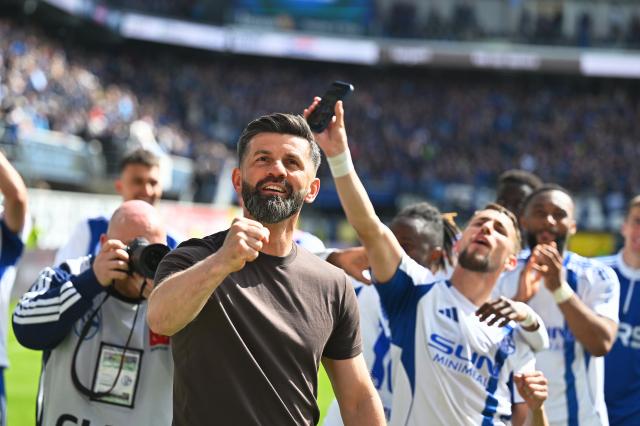 26 April 2026, North Rhine-Westphalia, Paderborn: Schalke coach Miron Muslic celebrates with the team after the German 2nd Bundesliga soccer match between SC Paderborn 07 and FC Schalke 04 at Home Deluxe Arena. Photo: Swen Pförtner/dpa - WICHTIGER HINWEIS: Gemäß den Vorgaben der DFL Deutsche Fußball Liga bzw. des DFB Deutscher Fußball-Bund ist es untersagt, in dem Stadion und/oder vom Spiel angefertigte Fotoaufnahmen in Form von Sequenzbildern und/oder videoähnlichen Fotostrecken zu verwerten bzw. verwerten zu lassen.