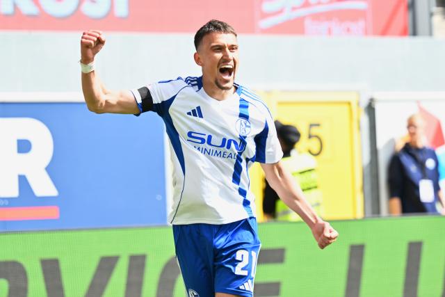 26 April 2026, North Rhine-Westphalia, Paderborn: Schalke's Dejan Ljubicic celebrates scoring his side's third goal during the German 2nd Bundesliga soccer match between SC Paderborn 07 and FC Schalke 04 at Home Deluxe Arena. Photo: Swen Pförtner/dpa - WICHTIGER HINWEIS: Gemäß den Vorgaben der DFL Deutsche Fußball Liga bzw. des DFB Deutscher Fußball-Bund ist es untersagt, in dem Stadion und/oder vom Spiel angefertigte Fotoaufnahmen in Form von Sequenzbildern und/oder videoähnlichen Fotostrecken zu verwerten bzw. verwerten zu lassen.