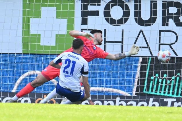 26 April 2026, North Rhine-Westphalia, Paderborn: Schalke's Dejan Ljubicic (Front) scores his side's first goal during the German 2nd Bundesliga soccer match between SC Paderborn 07 and FC Schalke 04 at Home Deluxe Arena. Photo: Swen Pförtner/dpa - WICHTIGER HINWEIS: Gemäß den Vorgaben der DFL Deutsche Fußball Liga bzw. des DFB Deutscher Fußball-Bund ist es untersagt, in dem Stadion und/oder vom Spiel angefertigte Fotoaufnahmen in Form von Sequenzbildern und/oder videoähnlichen Fotostrecken zu verwerten bzw. verwerten zu lassen.