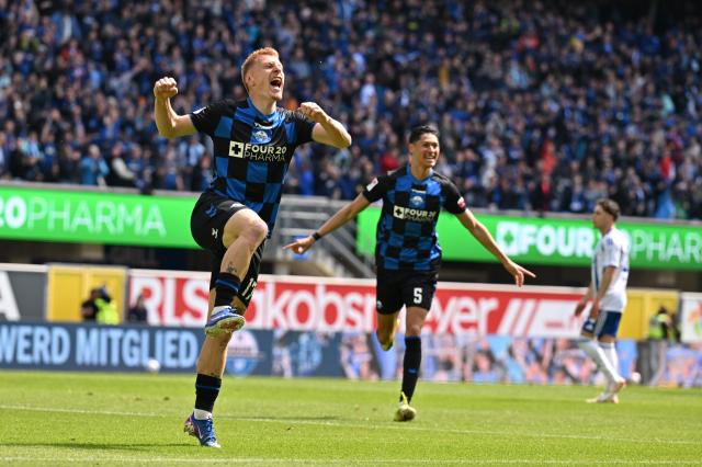 26 April 2026, North Rhine-Westphalia, Paderborn: Paderborn's Laurin Curda (L) celebrates scoring his side's first goal with teammate Santiago Castaneda during the German 2nd Bundesliga soccer match between SC Paderborn 07 and FC Schalke 04 at Home Deluxe Arena. Photo: Swen Pförtner/dpa - WICHTIGER HINWEIS: Gemäß den Vorgaben der DFL Deutsche Fußball Liga bzw. des DFB Deutscher Fußball-Bund ist es untersagt, in dem Stadion und/oder vom Spiel angefertigte Fotoaufnahmen in Form von Sequenzbildern und/oder videoähnlichen Fotostrecken zu verwerten bzw. verwerten zu lassen.