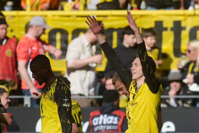 26 April 2026, North Rhine-Westphalia, Dortmund: Borussia Dortmund's Maximilian Beier (R) celebrates scoring his side's first goal with teammate Serhou Guirassy during the German Bundesliga soccer match between Borussia Dortmund and SC Freiburg at Signal Iduna Park. Photo: Bernd Thissen/dpa - WICHTIGER HINWEIS: Gemäß den Vorgaben der DFL Deutsche Fußball Liga bzw. des DFB Deutscher Fußball-Bund ist es untersagt, in dem Stadion und/oder vom Spiel angefertigte Fotoaufnahmen in Form von Sequenzbildern und/oder videoähnlichen Fotostrecken zu verwerten bzw. verwerten zu lassen.