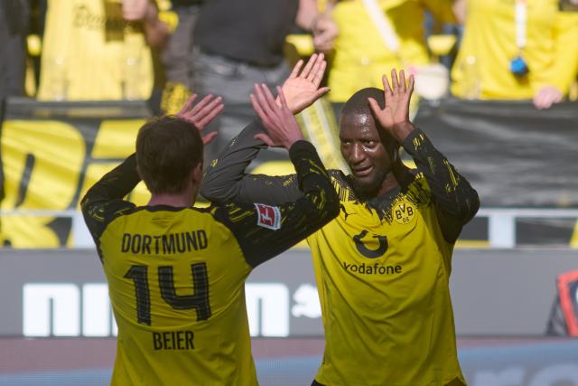 26 April 2026, North Rhine-Westphalia, Dortmund: Borussia Dortmund's Serhou Guirassy (R) celebrates scoring his side's second goal with teammate Maximilian Beier during the German Bundesliga soccer match between Borussia Dortmund and SC Freiburg at Signal Iduna Park. Photo: Bernd Thissen/dpa - WICHTIGER HINWEIS: Gemäß den Vorgaben der DFL Deutsche Fußball Liga bzw. des DFB Deutscher Fußball-Bund ist es untersagt, in dem Stadion und/oder vom Spiel angefertigte Fotoaufnahmen in Form von Sequenzbildern und/oder videoähnlichen Fotostrecken zu verwerten bzw. verwerten zu lassen.