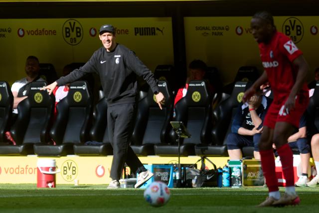 26 April 2026, North Rhine-Westphalia, Dortmund: Freiburg coach Julian Schuster gestures on the touchline during the German Bundesliga soccer match between Borussia Dortmund and SC Freiburg at Signal Iduna Park. Photo: Bernd Thissen/dpa - WICHTIGER HINWEIS: Gemäß den Vorgaben der DFL Deutsche Fußball Liga bzw. des DFB Deutscher Fußball-Bund ist es untersagt, in dem Stadion und/oder vom Spiel angefertigte Fotoaufnahmen in Form von Sequenzbildern und/oder videoähnlichen Fotostrecken zu verwerten bzw. verwerten zu lassen.